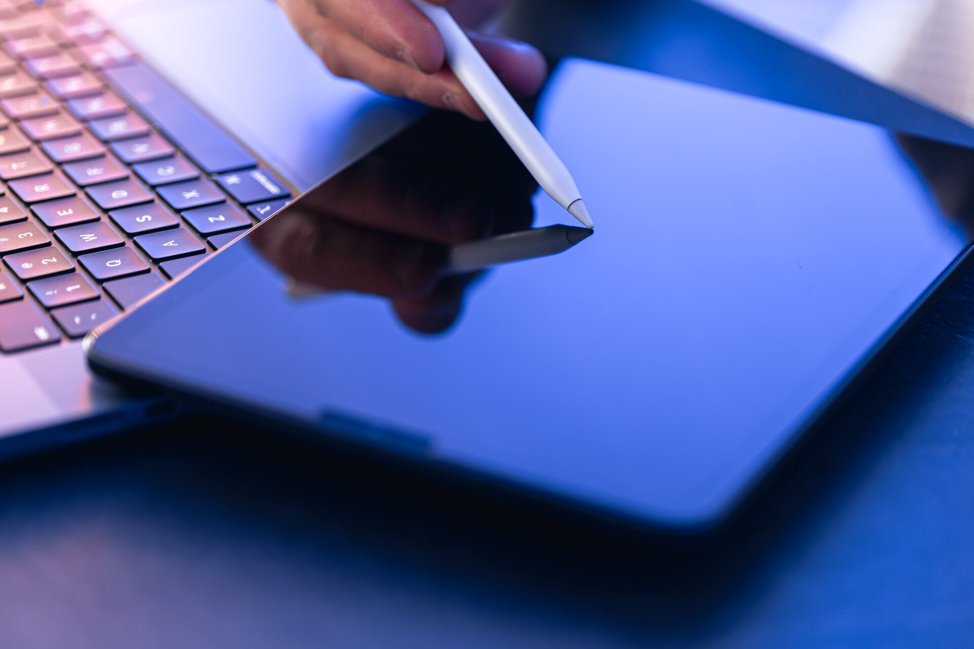 Representación visual del avance tecnológico en la traducción jurada con firma digital de documentos rumanos para la nacionalidad española