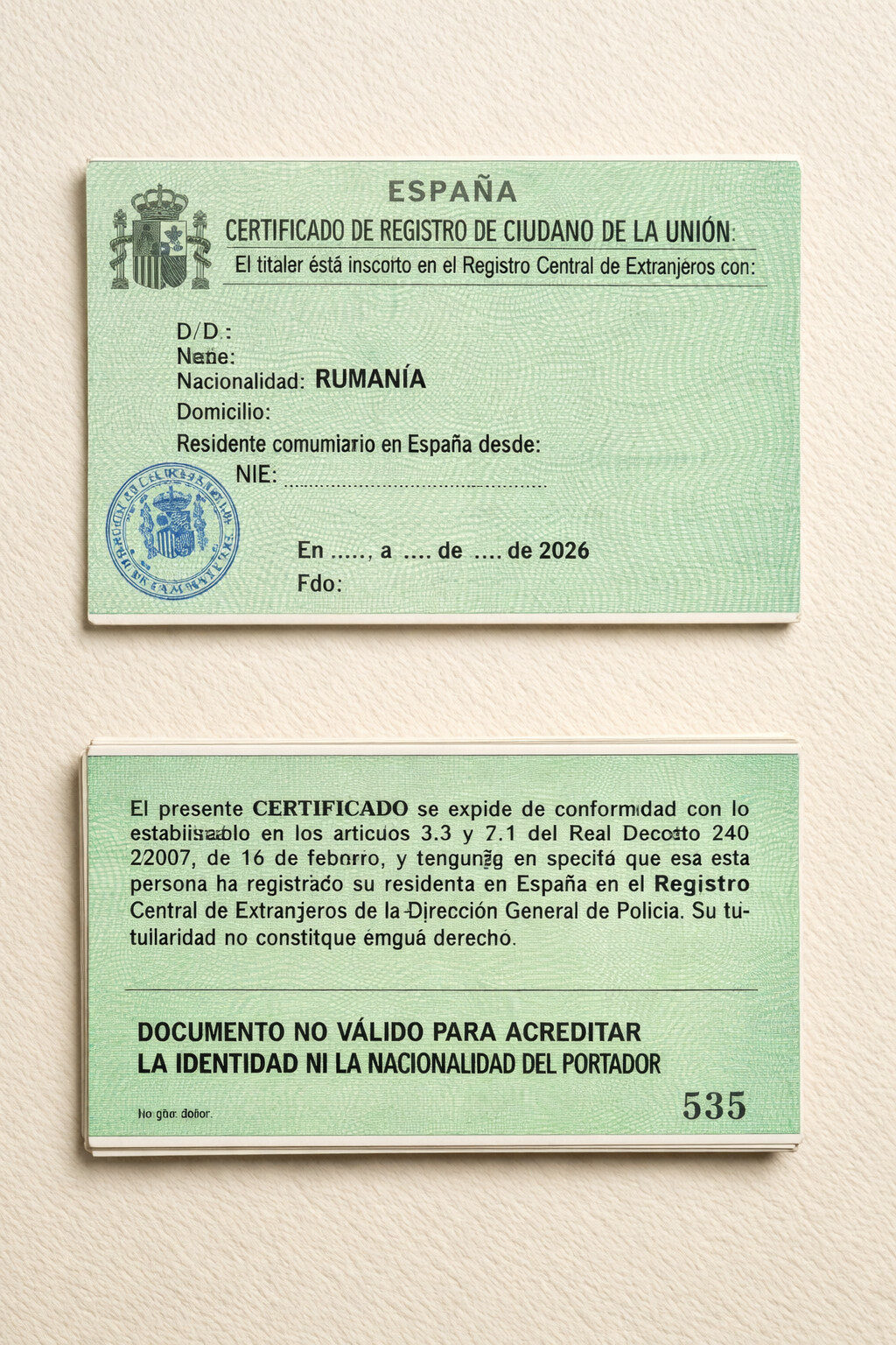 Certificado de registro de ciudadano de la UE para rumanos en España en formato tarjeta verde sobre fondo beige